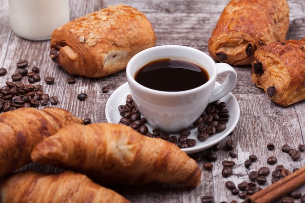 Tasse de café avec pâtisserie sur fond de table en bois rustique. Fraîchement cuit.