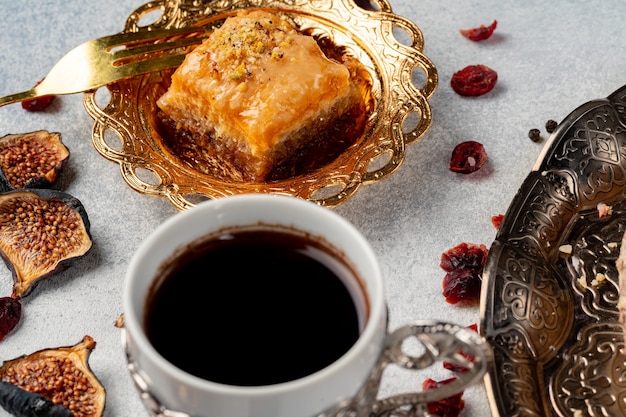 Tasse de café et pâtisseries turques sur une surface sombre