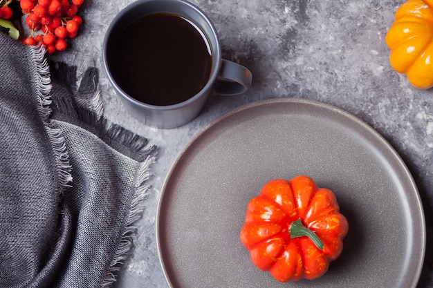 Tasse de café, petites citrouilles sur le béton