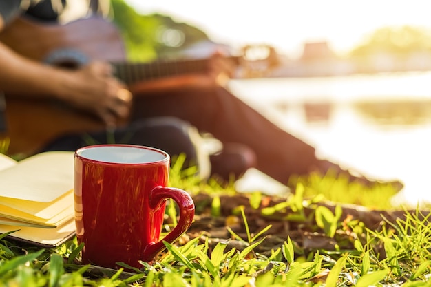 Photo la tasse de café sur la plante dans le champ