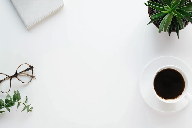 une tasse de café avec une plante sur la table