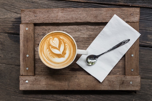 tasse de café sur plaque