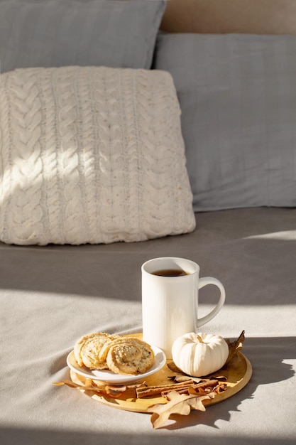 Tasse de café sur un plateau en bois sur le lit dans une chambre confortable