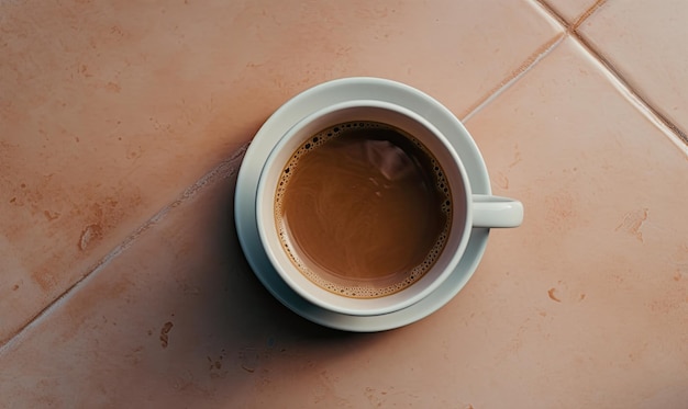 une tasse de café avec une poignée sur une table