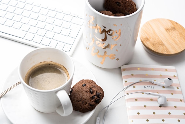 Tasse de café et pot de biscuits au chocolat