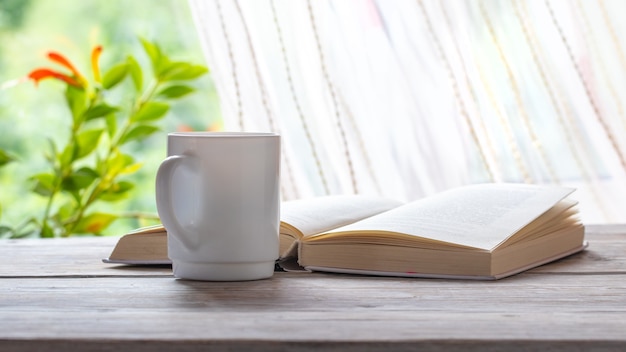 Tasse de café près d'un livre ouvert