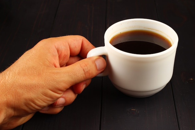 Tasse de café et prises à la main