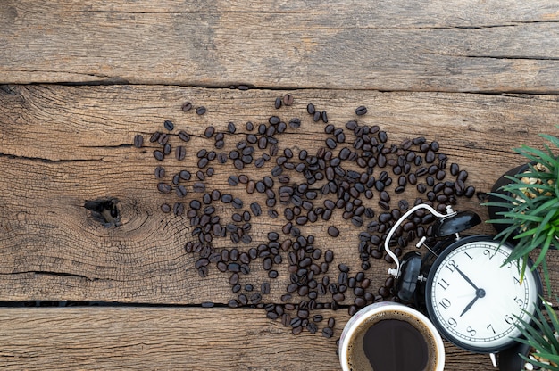 Tasse à café et regarder à la vue de dessus de bureau