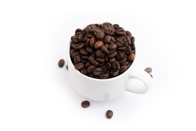 Photo tasse à café remplie de grains de café isolé sur fond blanc vue latérale