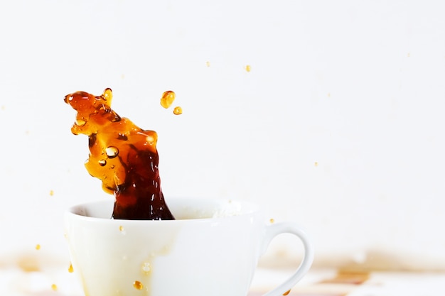 Tasse de café renversant créant une belle éclaboussure