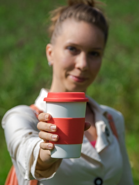 Tasse à café réutilisable dans les mains wooman.