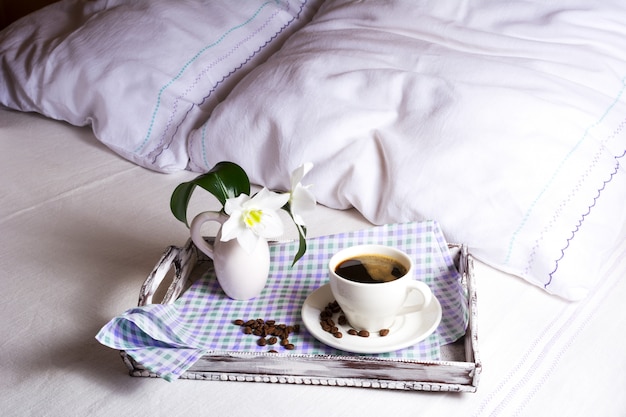 Tasse de café romantique au lit