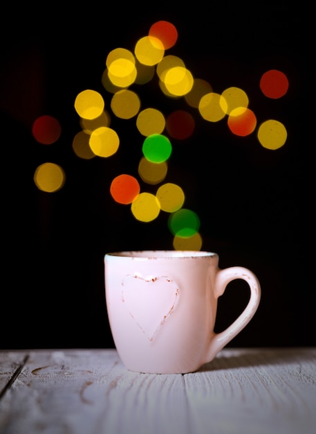 Tasse de café rose et bokeh en arrière-plan