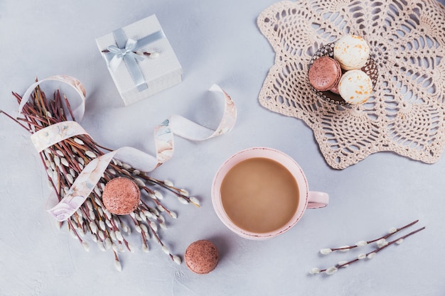 Tasse à café rose avec de doux macarons français pastel