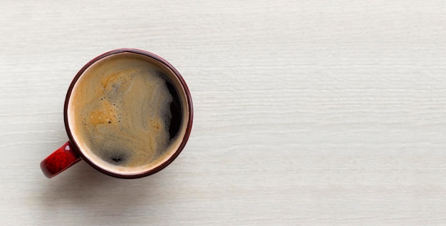 Tasse de café rouge isolé sur blanc