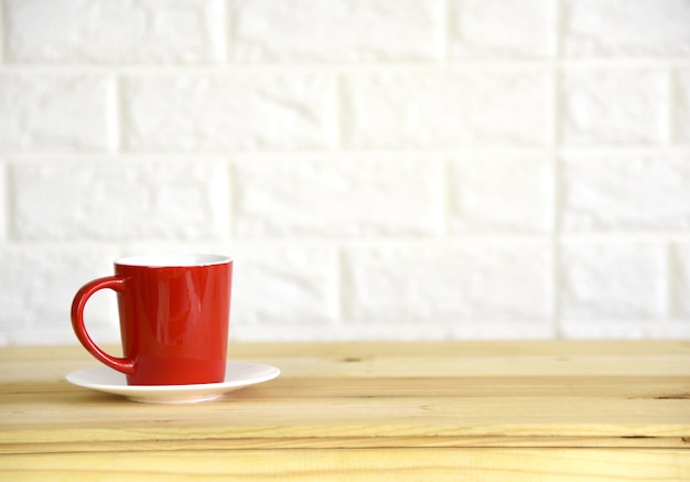 Tasse à café rouge sur la table en bois, espace de copie.