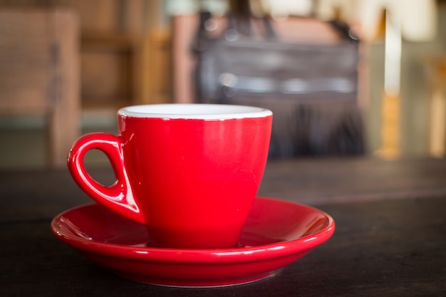 Tasse de café rouge sur la table en bois