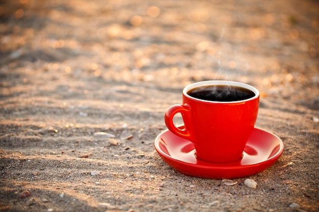 Tasse à café sur le sable