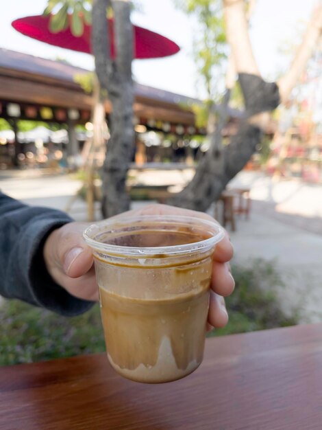 Une tasse de café sale ou un café espresso avec du lait