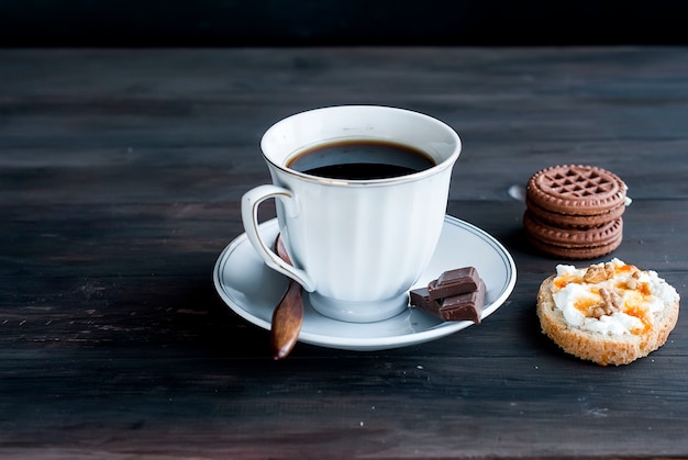 Tasse de café, un sandwich à la ricotta et des biscuits