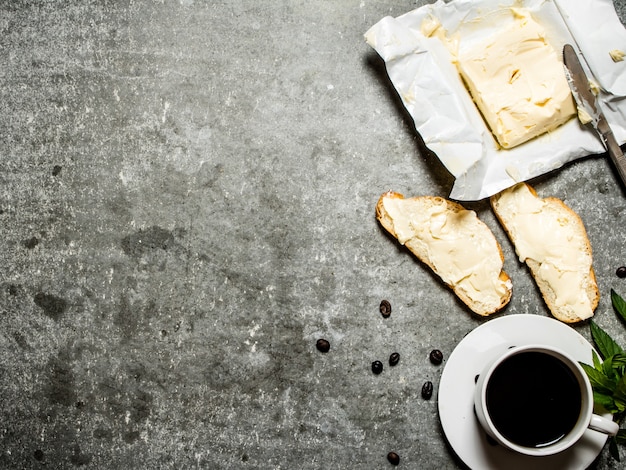 Tasse de café et sandwichs. Sur la table en pierre.