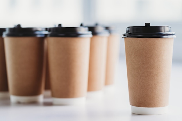 Une tasse de café se tenait à l'écart des autres