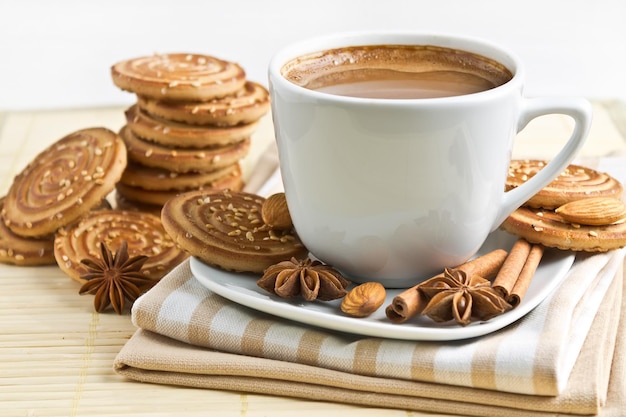 Tasse de café sur une serviette