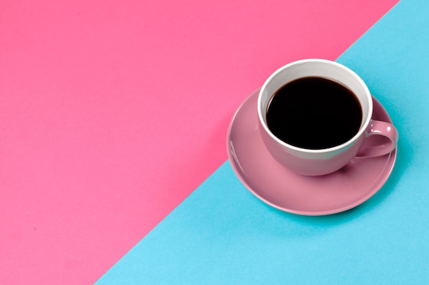 Tasse de café et soucoupe sur la couleur