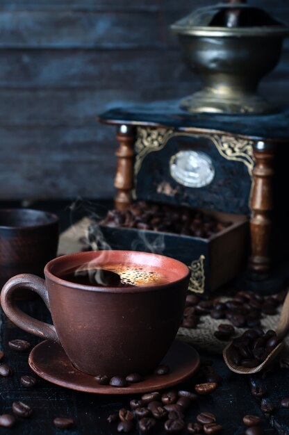 Tasse à café et soucoupe sur une table en bois.