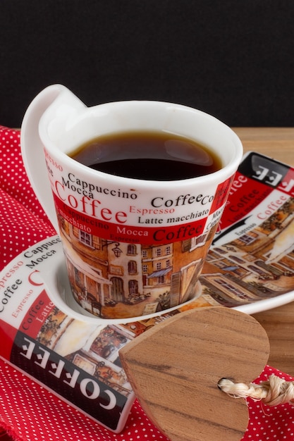 Tasse de café sous la table en bois