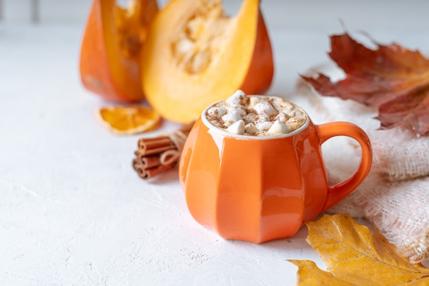 Tasse de café de style citrouille orange avec des guimauves