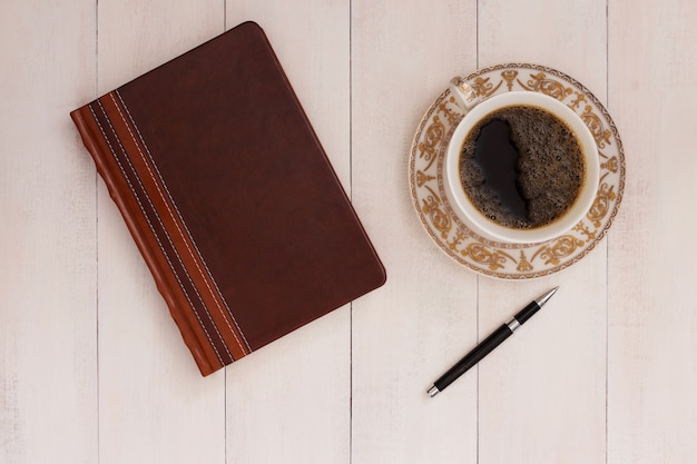 Tasse de café, stylo et cahier