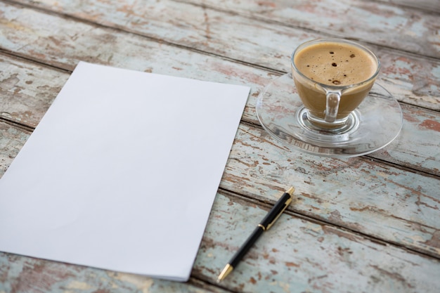 Tasse de café avec stylo et papier