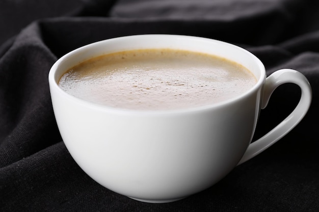 Tasse de café et de sucre sur une nappe noire libre