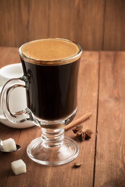 Tasse de café sur une surface en bois