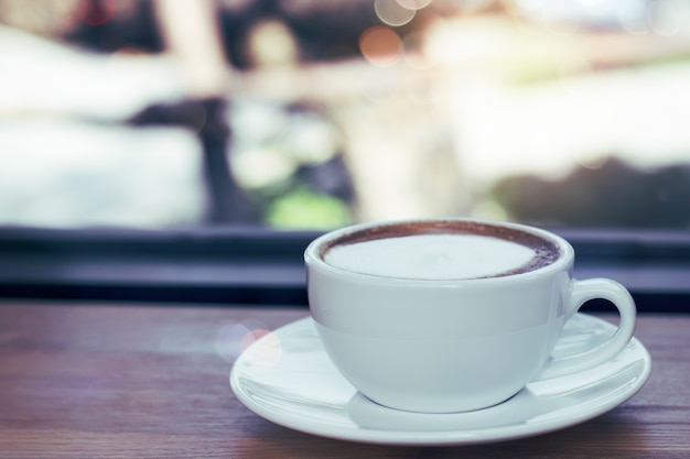 tasse de café sur la table au café dans le ton sombre et vintage