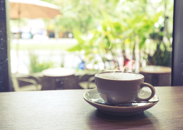 Une tasse de café sur la table au café La lumière du matin, la couleur vintage ou la tonalité rétro