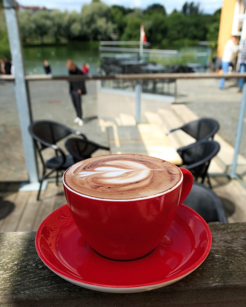 Photo une tasse de café sur la table au café