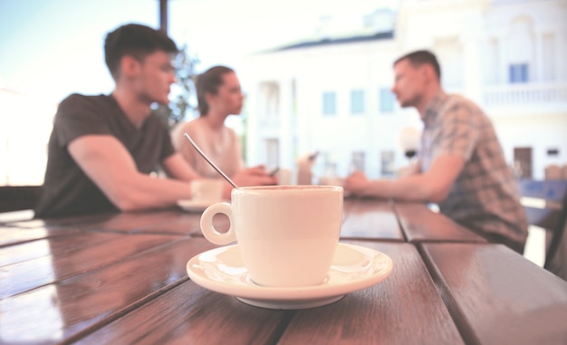 Tasse de café sur table au café.