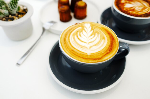 Tasse à café sur la table blanche au café