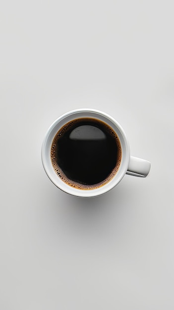 Une tasse de café sur une table blanche Une scène simple et accueillante