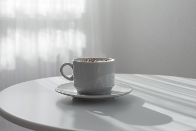 Tasse de café sur table blanche