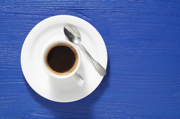 Tasse de café sur table bleue