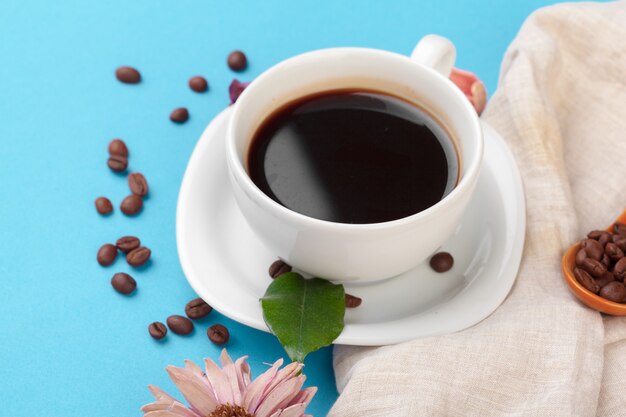 Tasse de café sur une table bleue