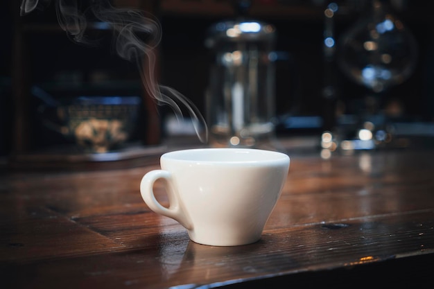 Tasse à café sur table en bois en arrière-plan flou Coffee Shop