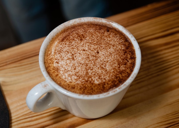 Tasse de café sur une table en bois au café