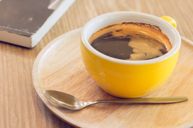 Tasse de café sur la table en bois au café