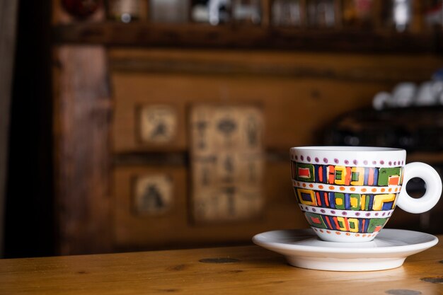 Tasse à café sur une table en bois au restaurant