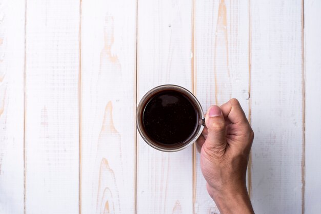 Tasse de café sur une table en bois blanc