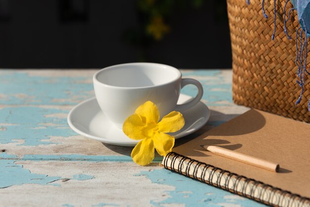 Tasse à café sur table en bois avec bloc-notes marron